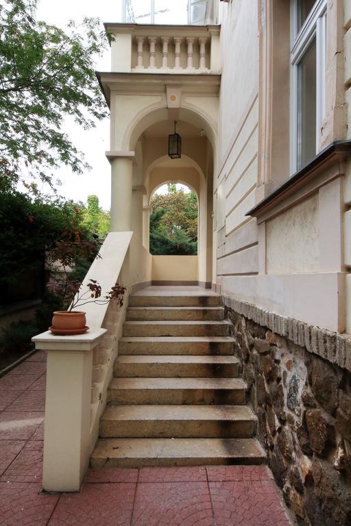 Historic Villa Apartments Prag Exteriör bild