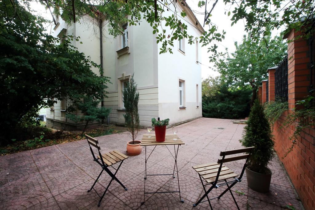 Historic Villa Apartments Prag Rum bild