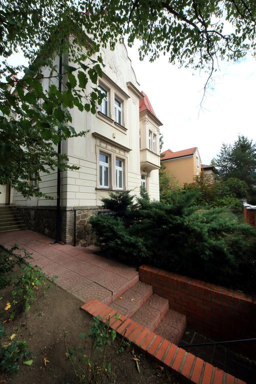 Historic Villa Apartments Prag Rum bild