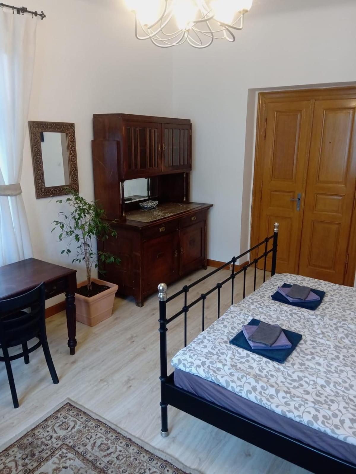 Historic Villa Apartments Prag Exteriör bild